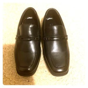 Boys size 10 Perry Ellis black dress shoes